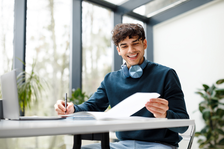 Jovem estudante focada estudando para a prova de Linguagens do ENEM