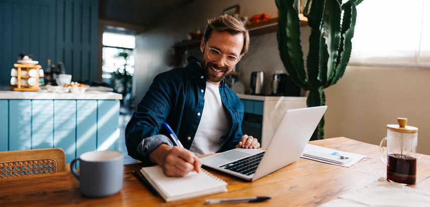 homem confortavel trabalhando com ferramentas digitais