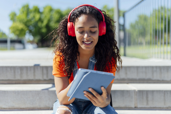 Estude sem sair do sofá dicas de filmes, séries e podcasts para arrasar no ENEM