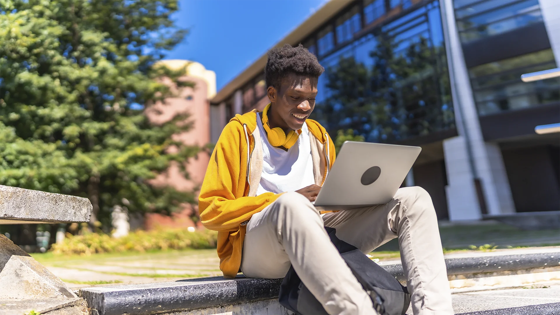 Estudante universitário usando notebook no campus da universidade