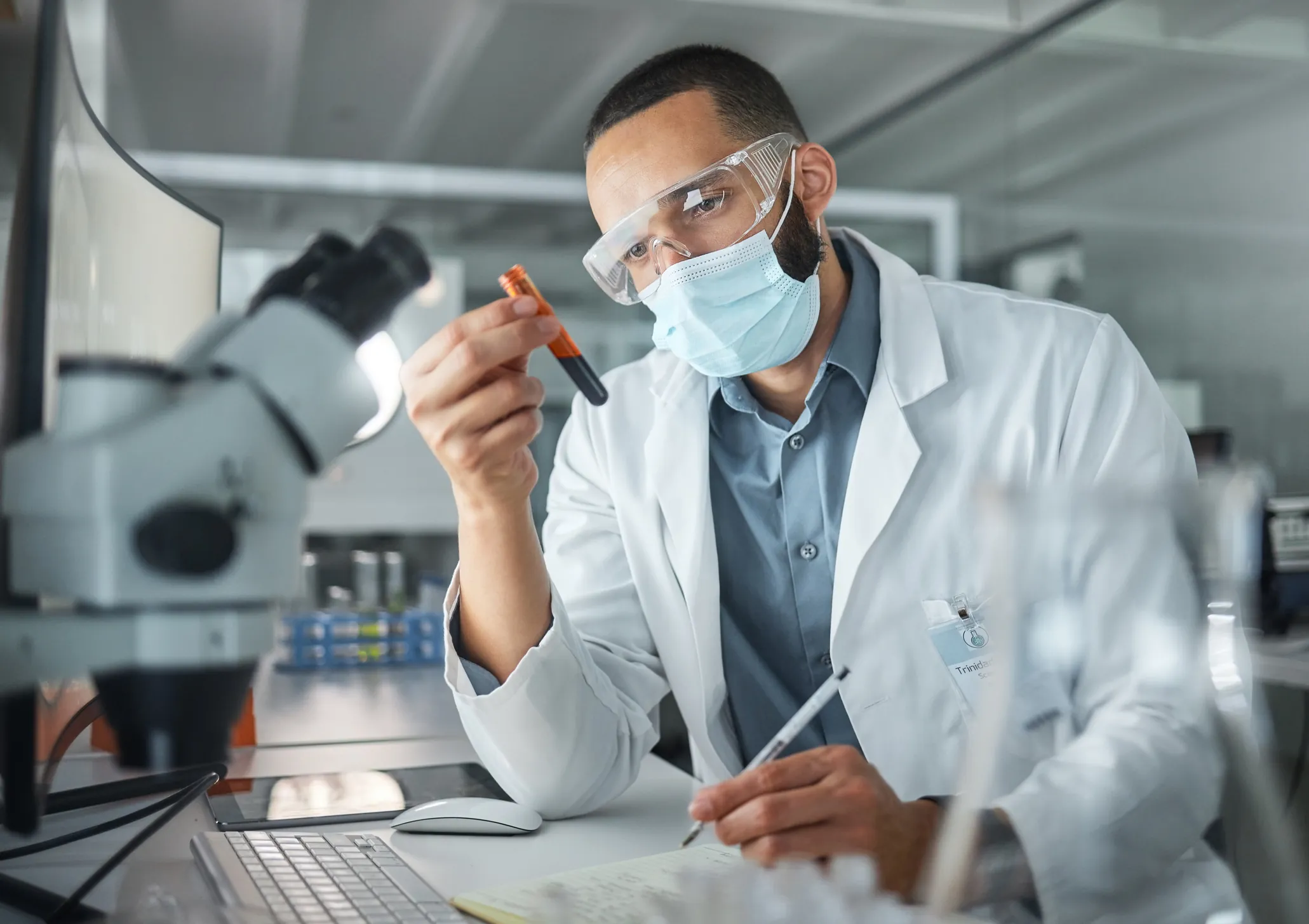 Cientista profissional utilizando equipamentos de laboratório para realizar pesquisas científicas e análises laboratoriais precisas