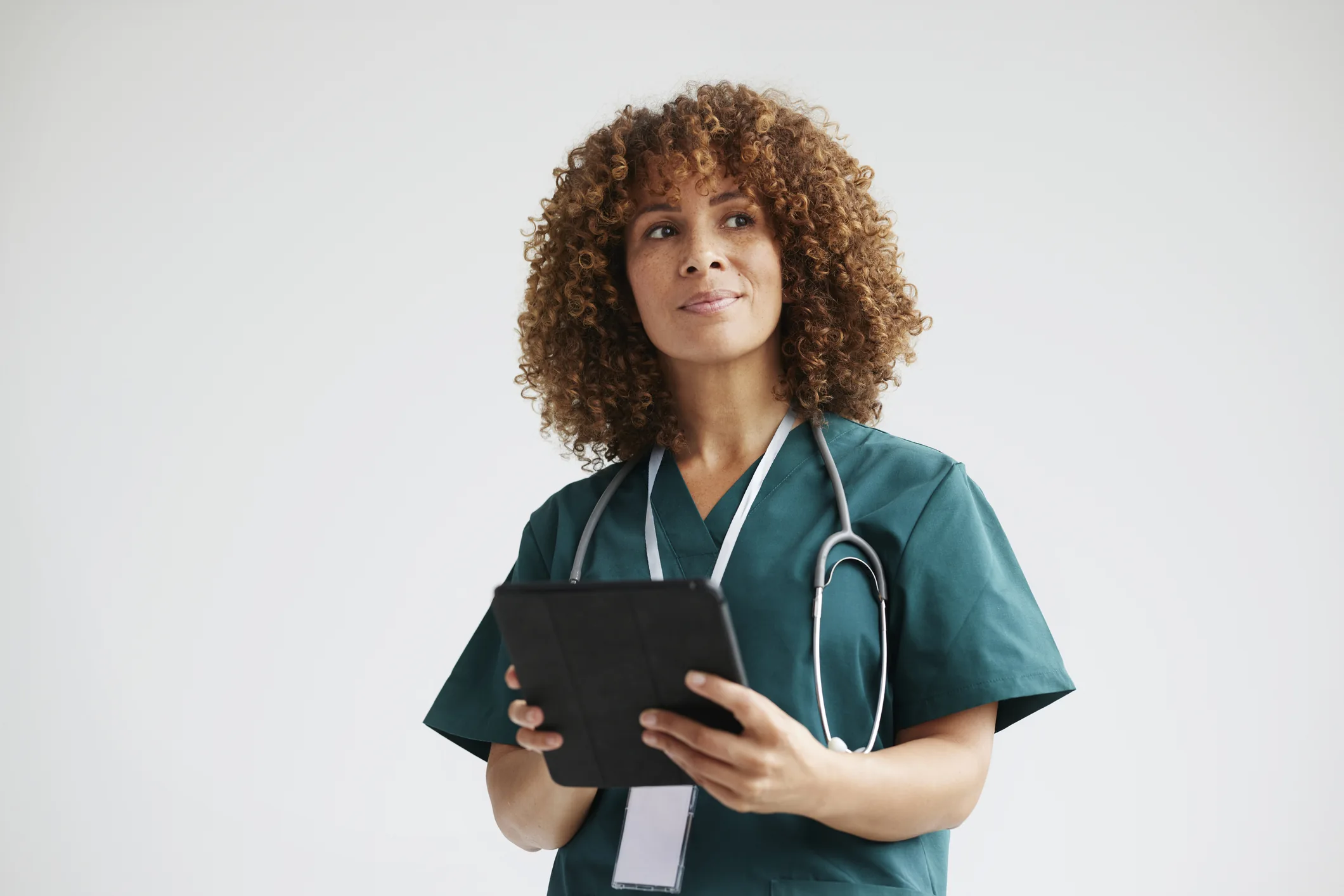 Profissional da saúde utilizando tecnologia tablet para consulta médica e organização de prontuários em ambiente hospitalar moderno