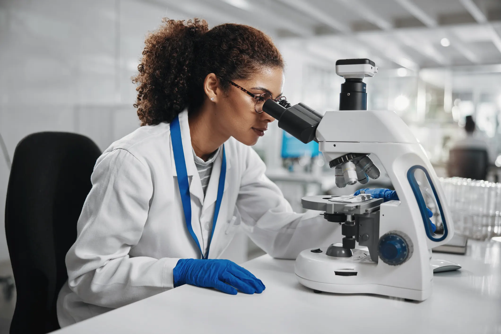 Cientista analisando amostra em microscópio em laboratório de pesquisa