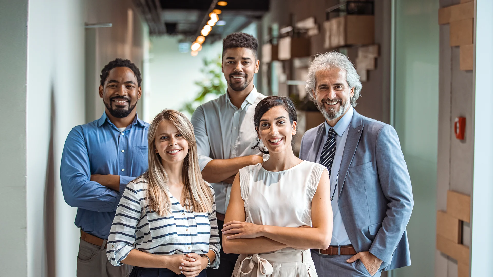 Grupo diversificado de profissionais sorridentes em um ambiente de escritório moderno
