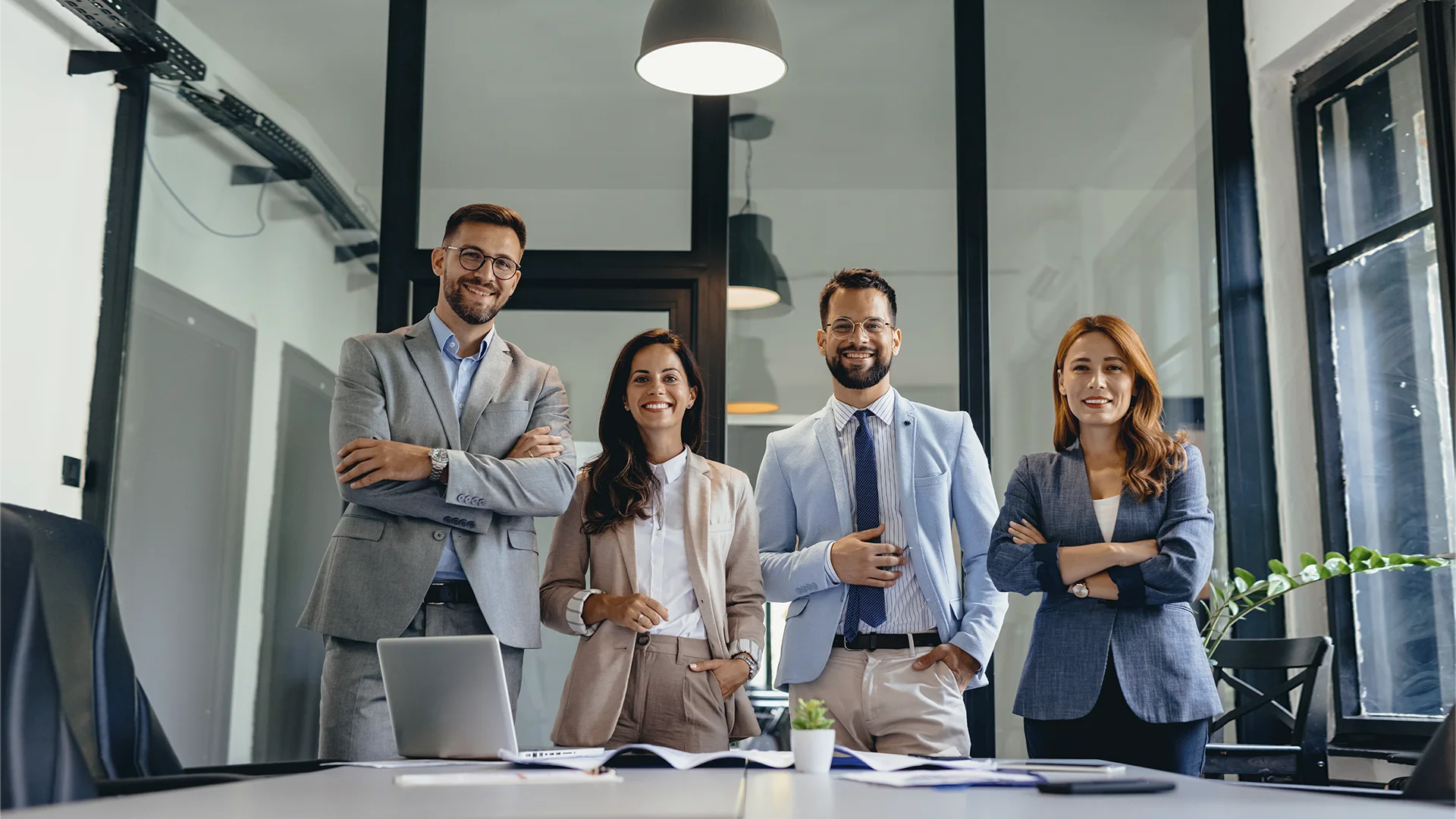 Equipe de jovens profissionais de negócios sorrindo em um escritório moderno