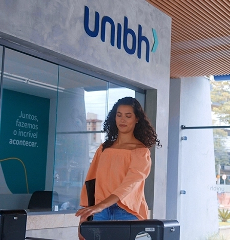 Estudante passando pela catraca na entrada do campus do UniBH