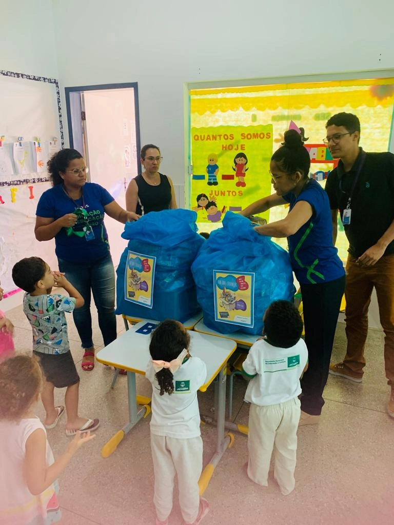 Faculdade Ages entrega brinquedos em creche de Jacobina