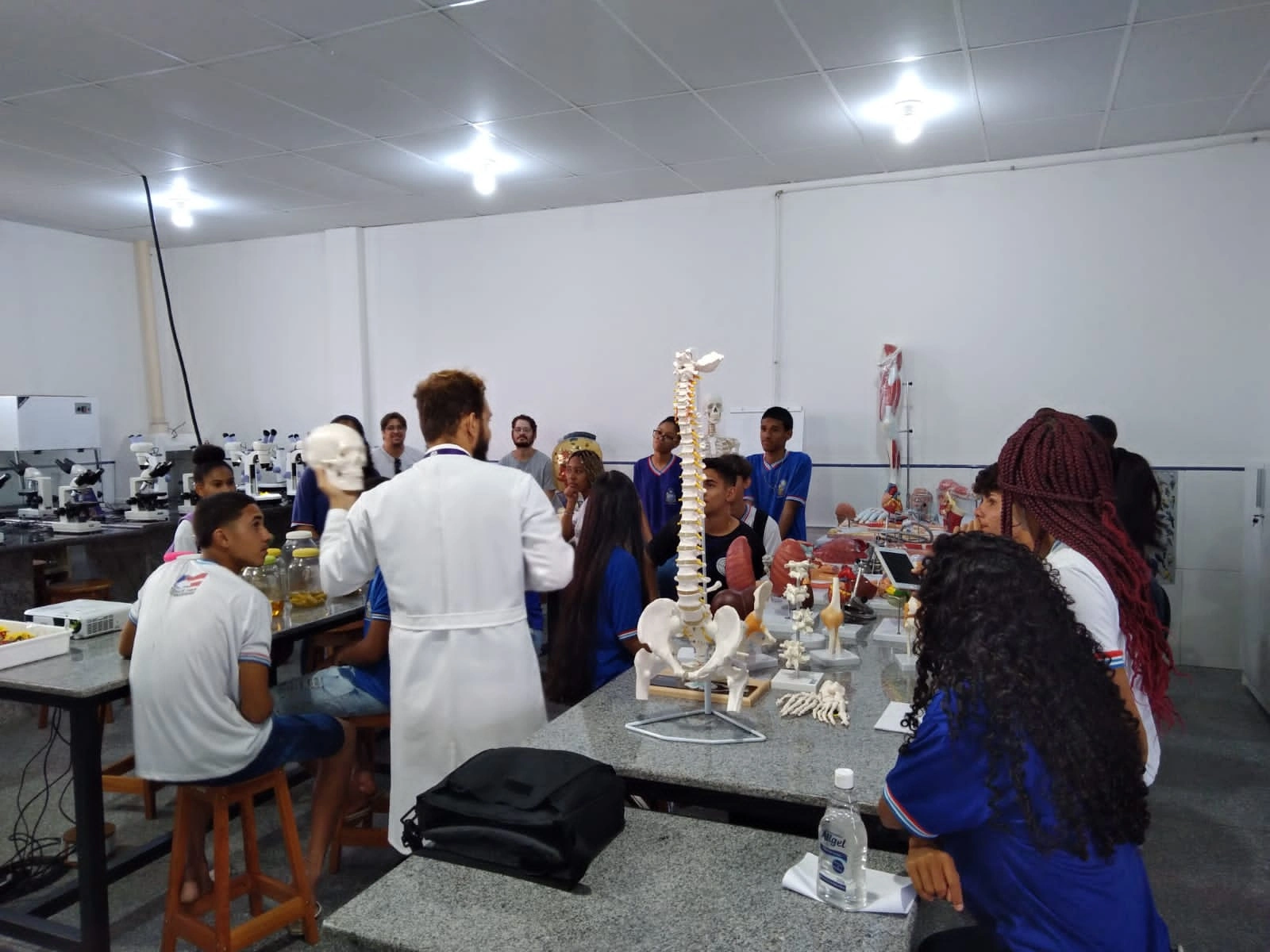 80 alunos de escola pública vivenciam experiências acadêmicas no campus Tucano