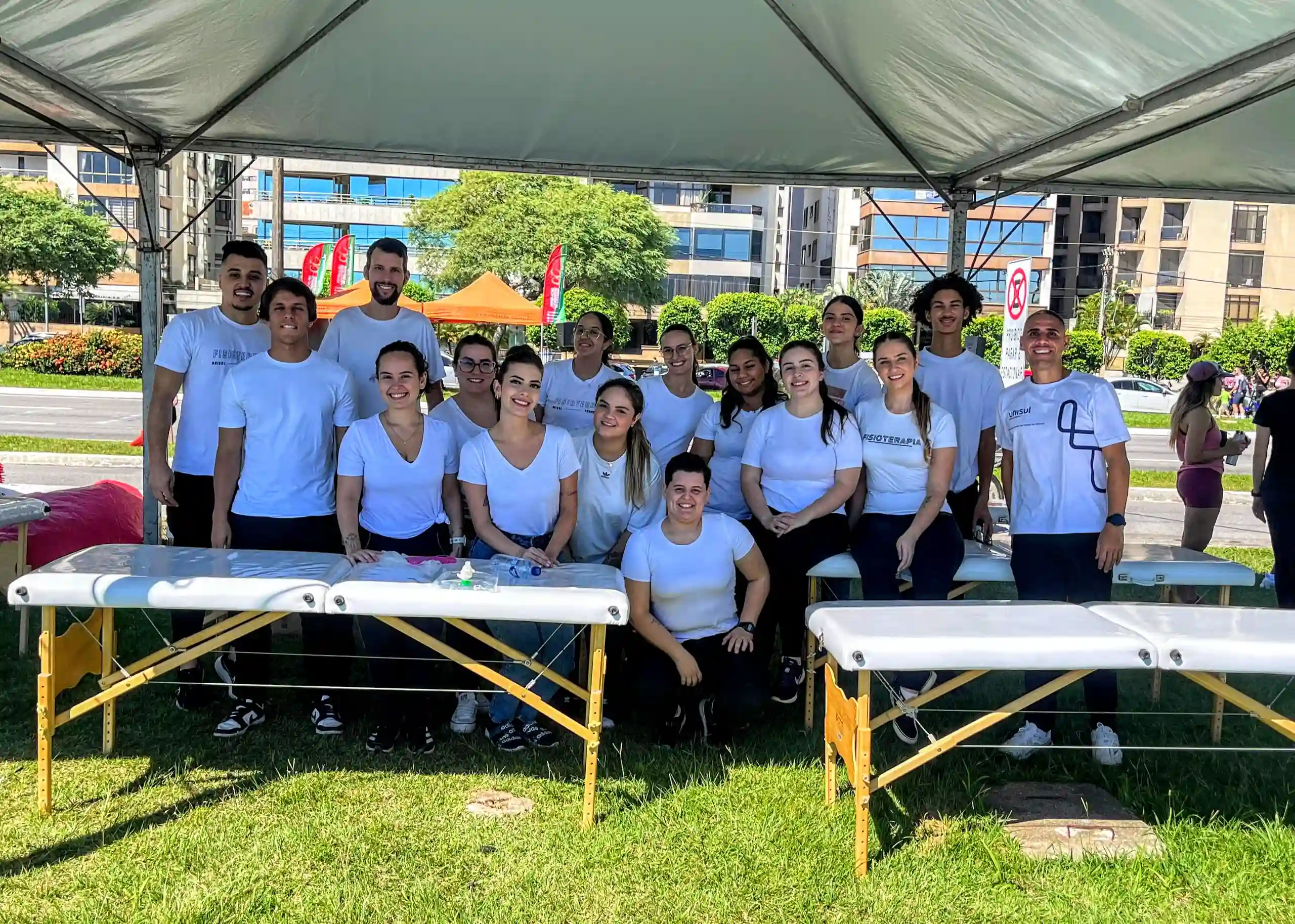 Alunos de Fisioterapia Atendem Atletas na 34ª Prova Ciclística Subida do Morro da Cruz