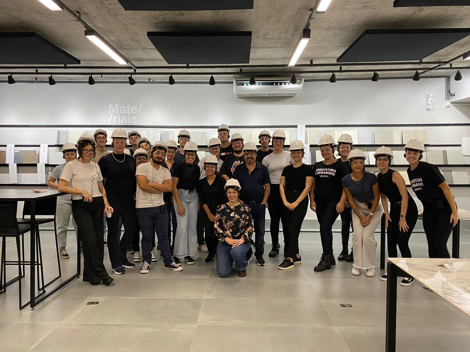 Alunos de Arquitetura e Design de Interiores visitam fábrica da Cerâmica Porto Belo em Tijucas
