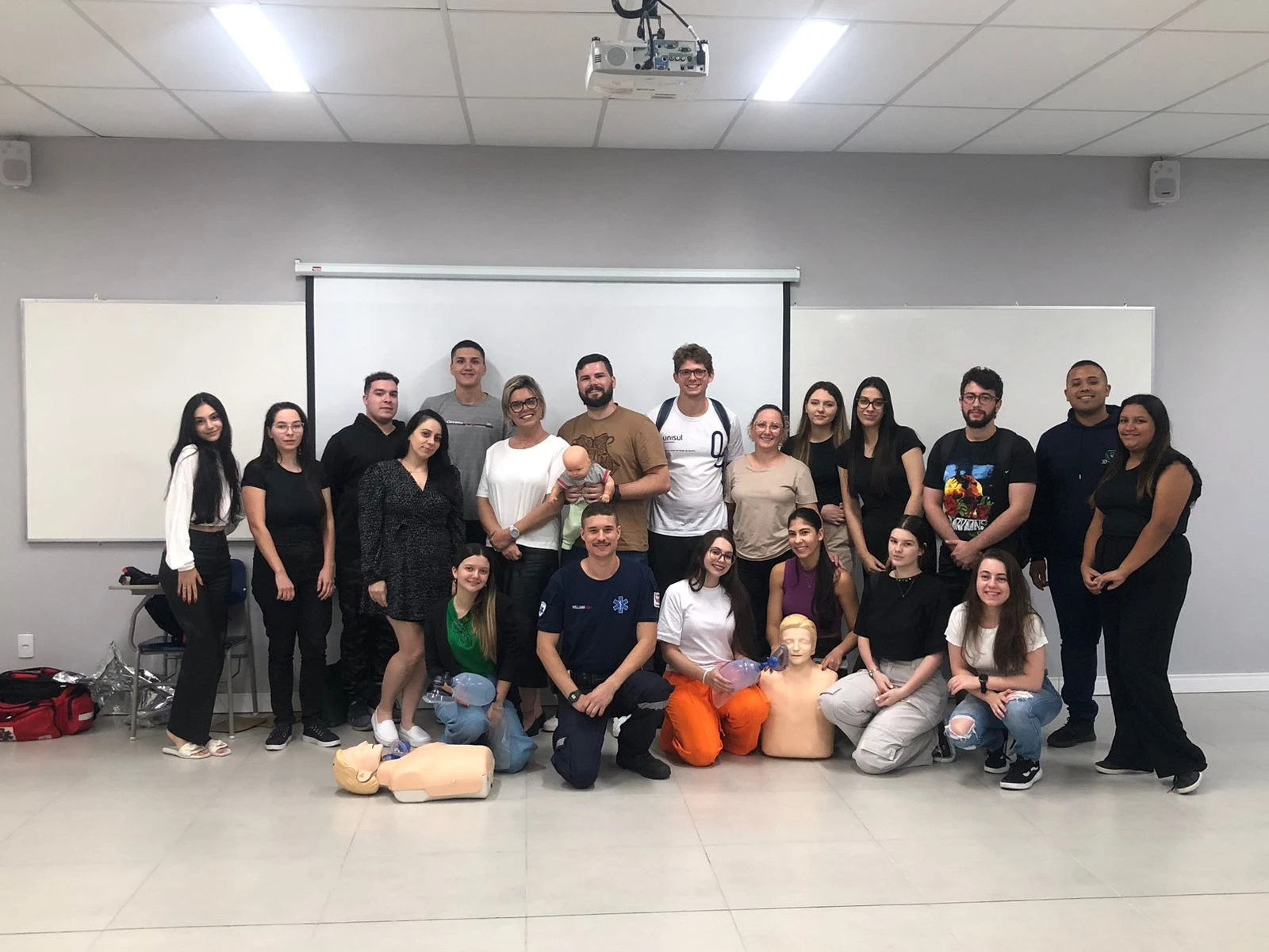 Alunos de Enfermagem e Fisioterapia Aprimoram Habilidades de Primeiros Socorros em Workshop Instrutivo