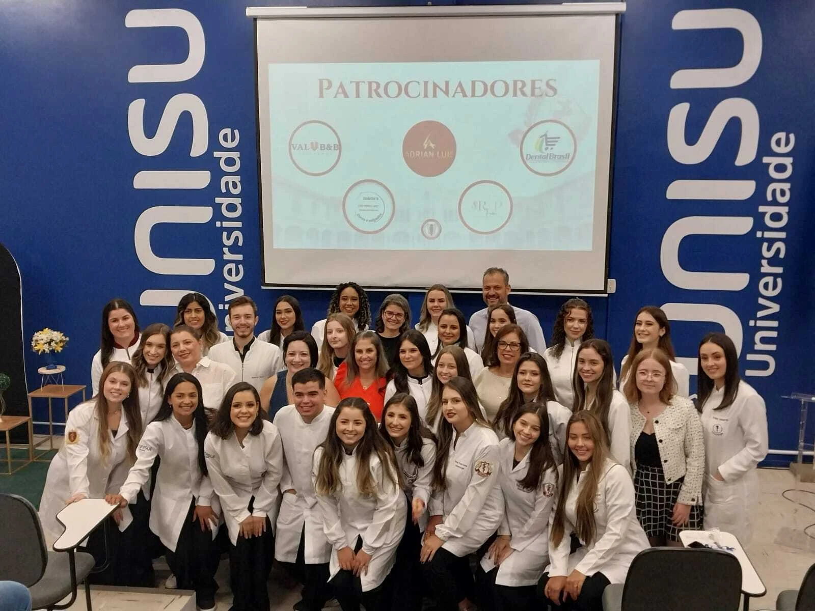 Cerimônia de entrega dos jalecos para os acadêmicos do curso de Odontologia no campus de Tubarão