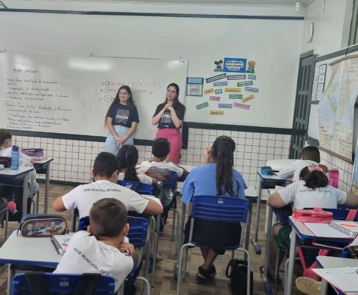 Estudantes de Odontologia e Professora Inspiram Comunidade em Palestra contra a Dengue