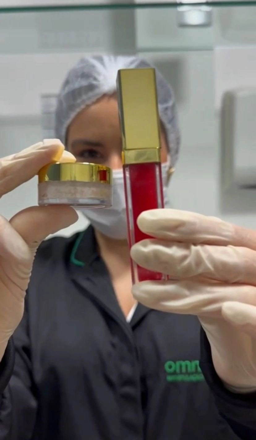 Acadêmica de Farmácia na UniSul Tubarão Lança Marca de Gloss Labial Desenvolvido em Estágio