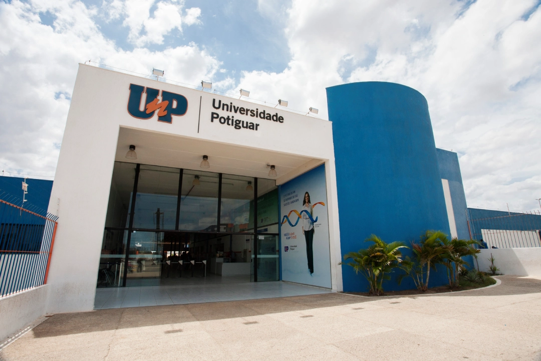Fachada do campus da Universidade Potiguar (UnP) em Mossoró com entrada principal e estrutura moderna