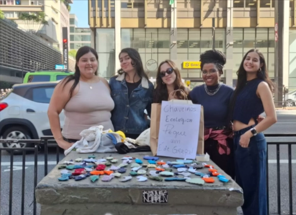 AMO Moda Consciente: Intervenção artística “Não siga o meu rastro” chama a atenção para os impactos ambientais da indústria têxtil