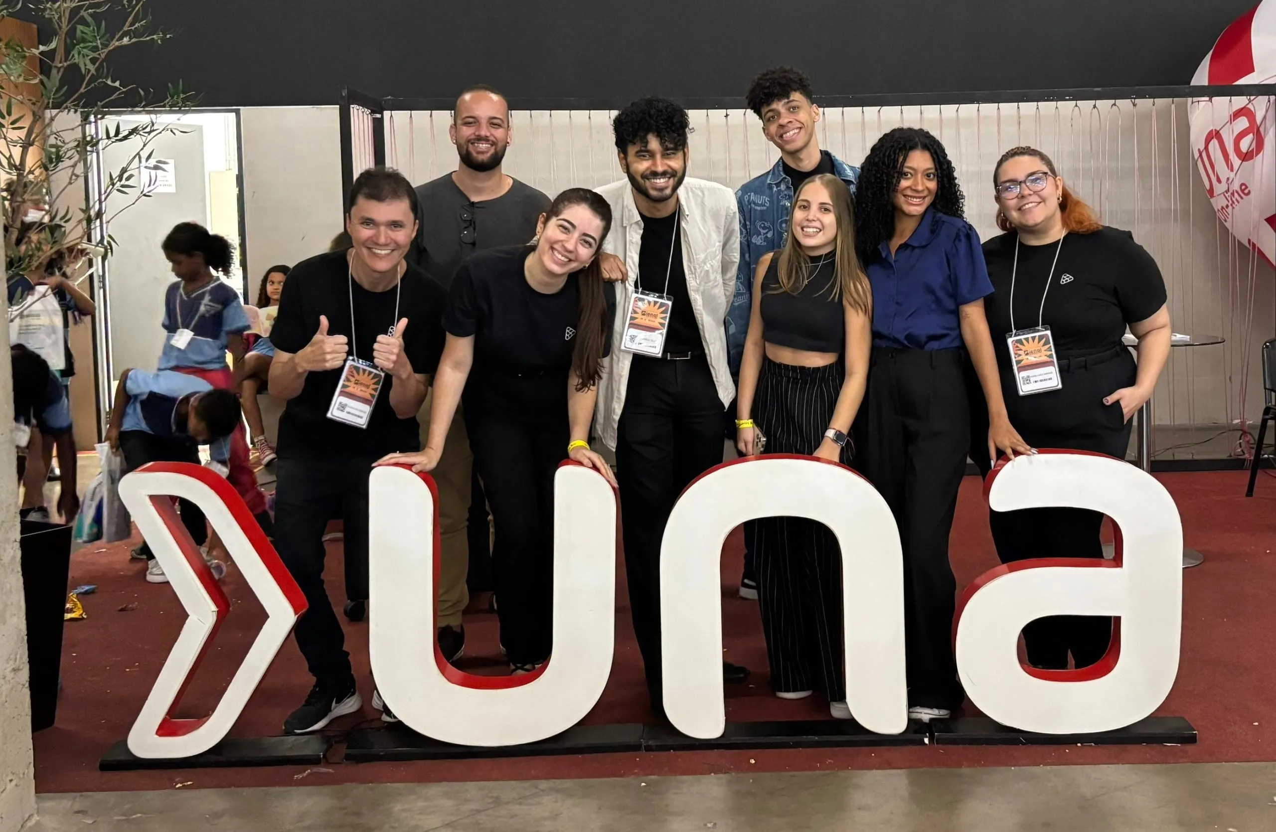 estudantes da una sorrindo na Bienal Mineira do Livro