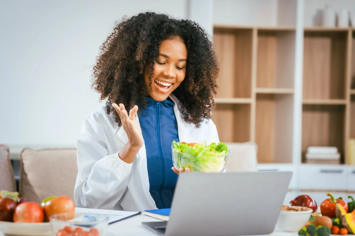 Estudante ou profissional de nutrição realizando atendimento de consulta dietética online com foco em alimentação saudável