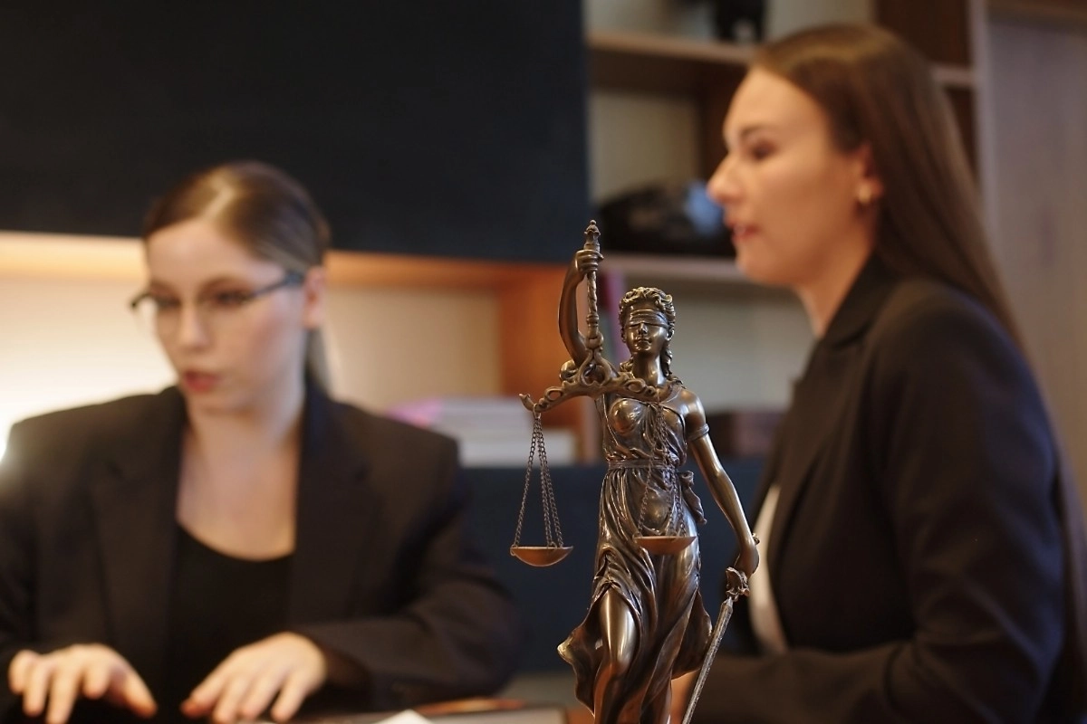 Conheça as principais áreas do direito e a atuação de advogadas em um escritório jurídico profissional