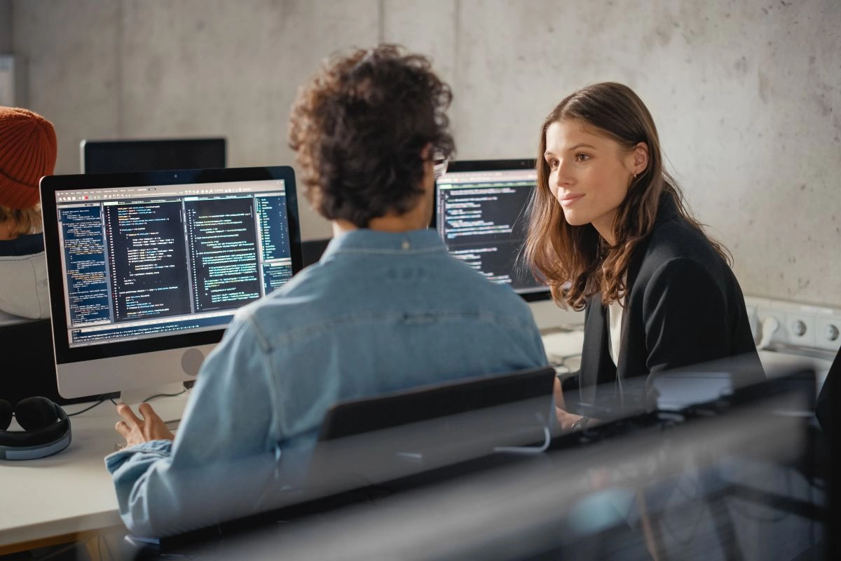 Conheça a grade curricular do curso de Ciência da Computação e veja nossos alunos em aula prática de desenvolvimento de software