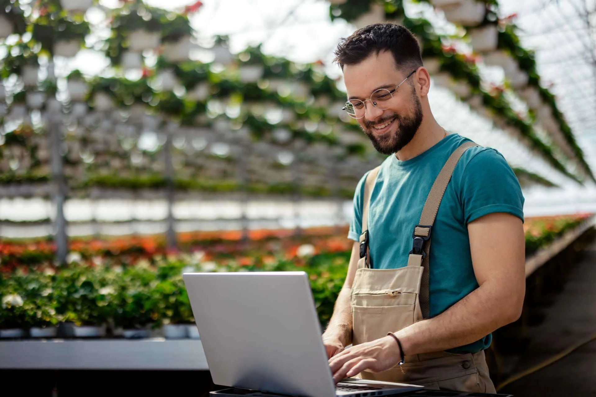 Conheça o curso de graduação em agronomia e veja como a tecnologia auxilia o trabalho no campo e em estufas