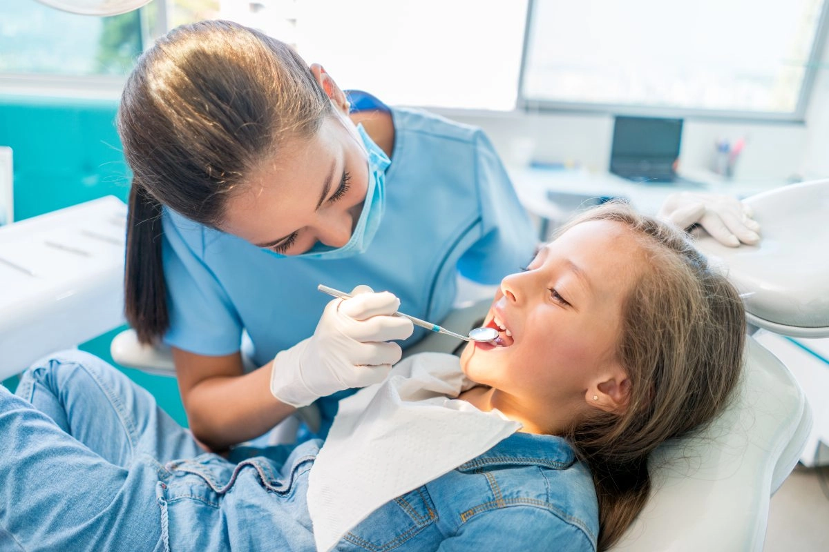 Conheça as principais áreas da odontologia e a importância do acompanhamento profissional para a saúde bucal infantil