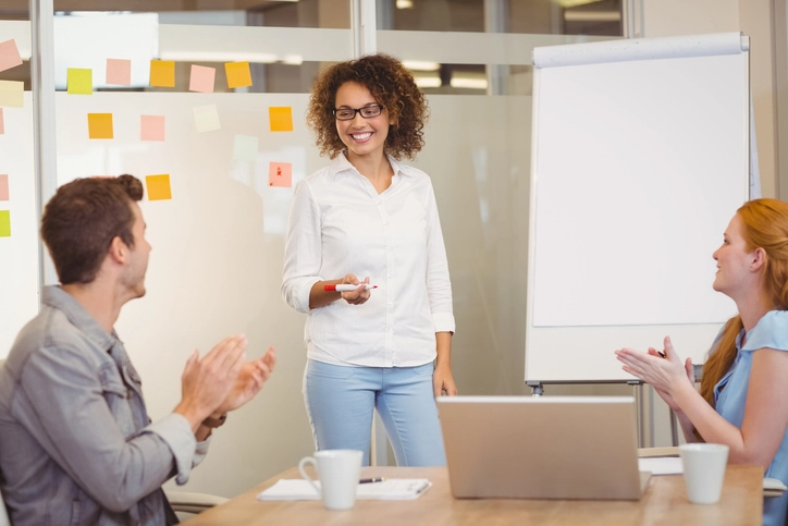 Faculdade de Administração: entenda o valor do curso, como escolher a melhor instituição e o mercado de trabalho Professora ou líder apresentando projeto em sala de aula ou reunião de trabalho