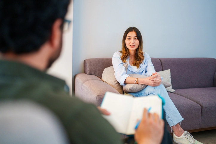Estudante de psicologia em atendimento clínico durante aula prática