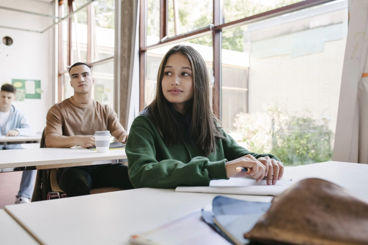 Estudantes em sala de aula focados em seus estudos após o ENEM