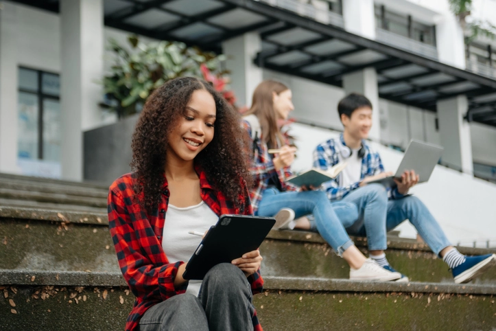 https://estaticos.animaeducacao.com.br/medias/20250924150003/estudantes-universitarios-estudando-tablet-notebook.webp Grupo de estudantes universitários utilizando tecnologia digital para estudos colaborativos no ambiente acadêmico