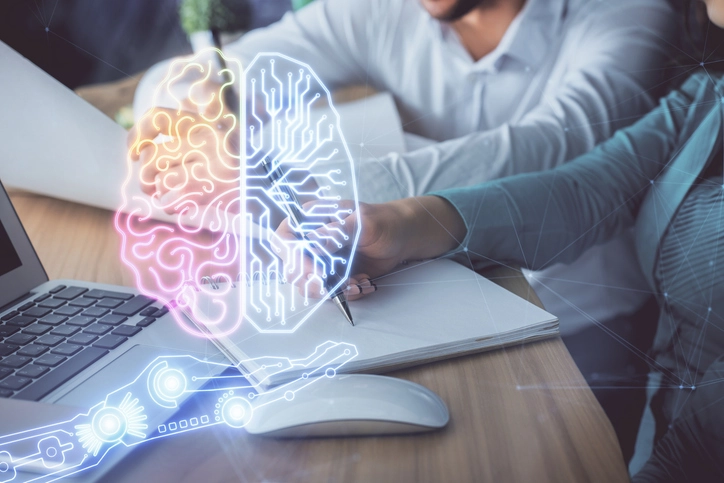 Pessoas trabalhando em uma mesa com sobreposição digital de um cérebro humano e conexões de inteligência artificial