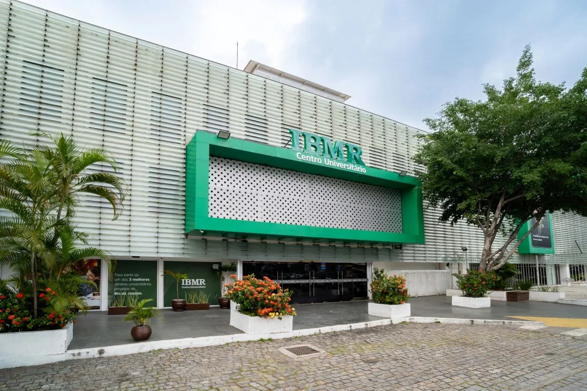 Conheça a estrutura do Centro Universitário IBMR, uma das melhores instituições de ensino superior do Rio de Janeiro Fachada do campus do Centro Universitário IBMR no Rio de Janeiro