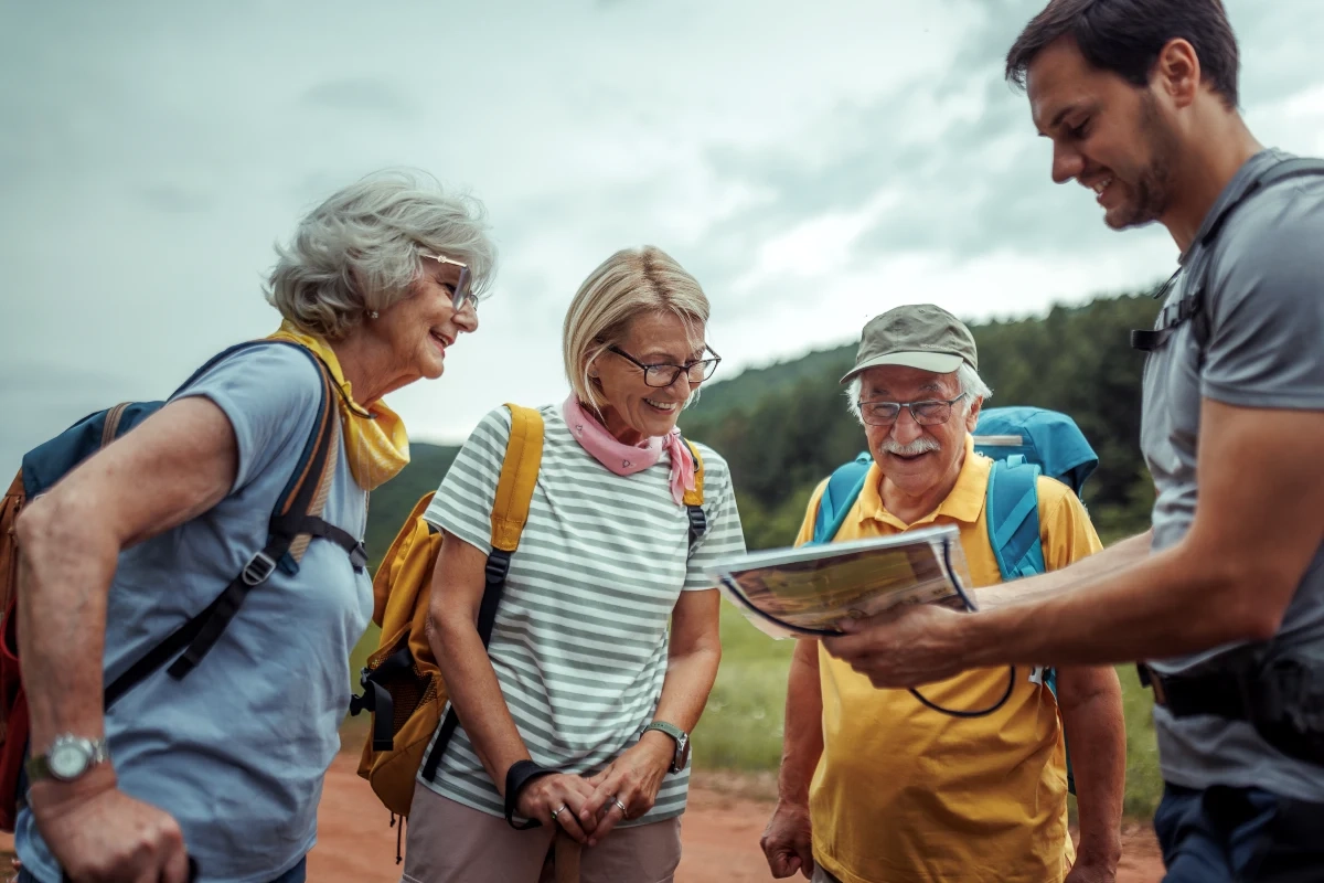 Guia de turismo orientando grupo de turistas idosos em trilha ao ar livre