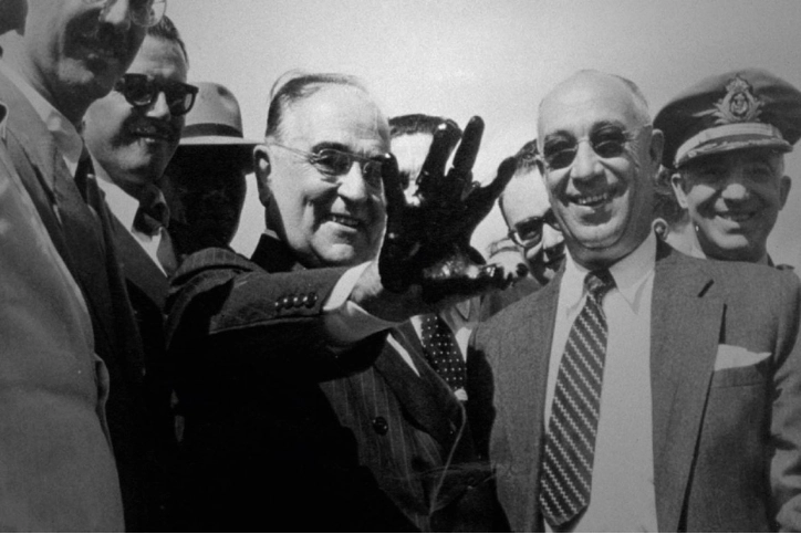 Getúlio Vargas com a mão suja de petróleo, simbolizando a exploração do recurso no Brasil