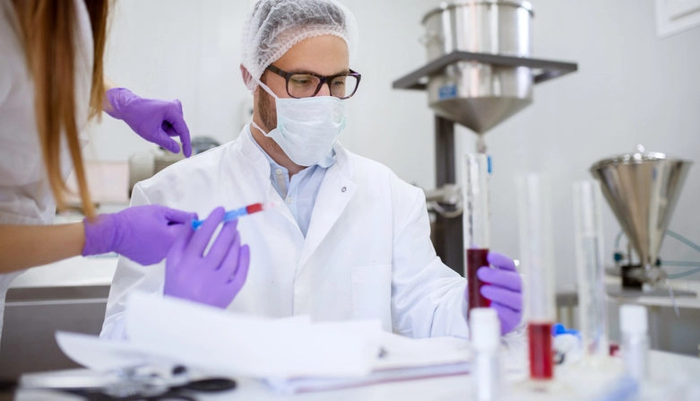Perito criminal realizando análise laboratorial de amostras com tubos de ensaio