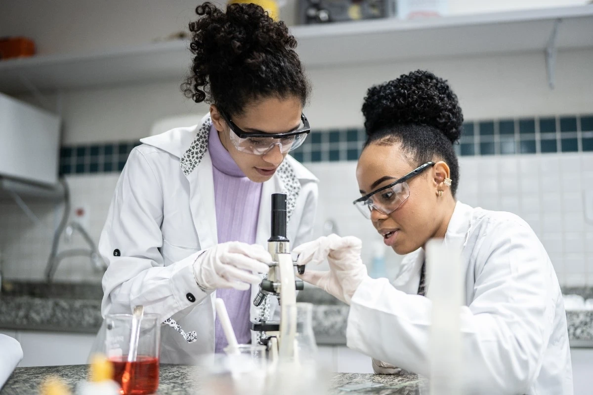 Descubra se a faculdade de biomedicina vale a pena e conheça a rotina prática de estudos em laboratório com experimentos científicos.