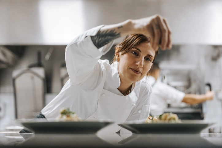 https://estaticos.animaeducacao.com.br/medias/20251007175857/GettyImages-2198068046.webp Chef profissional finalizando prato gourmet em cozinha de restaurante