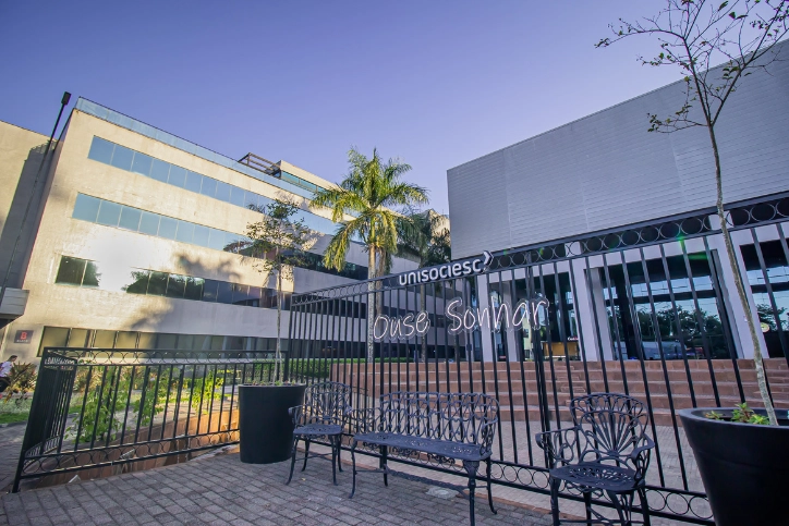 Conheça a estrutura do campus Unisociesc com área de convivência e arquitetura moderna para estudantes