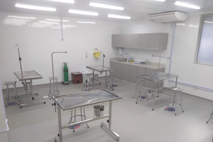 https://estaticos.animaeducacao.com.br/medias/20251008162643/tamanho_imagem_blog_1.webp Infraestrutura de laboratório veterinário equipado com mesas de atendimento e suporte clínico para ensino de medicina veterinária