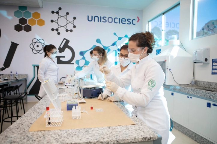 https://estaticos.animaeducacao.com.br/medias/20251008170229/tamanho_imagem_blog.webp Alunos de graduação realizando experimentos científicos em laboratório especializado da Unisociesc