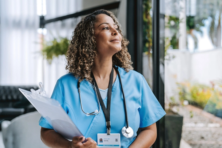 https://estaticos.animaeducacao.com.br/medias/20251008171741/tamanho_imagem_blog.webp Enfermeira profissional pronta para o atendimento médico em um ambiente hospitalar moderno e acolhedor