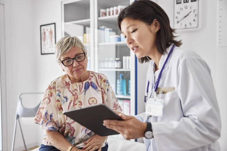 https://estaticos.animaeducacao.com.br/medias/20251009165952/GettyImages-2205706076.webp Consulta médica humanizada onde doutora utiliza tablet para explicar diagnóstico e tratamento para paciente idosa em ambiente hospitalar
