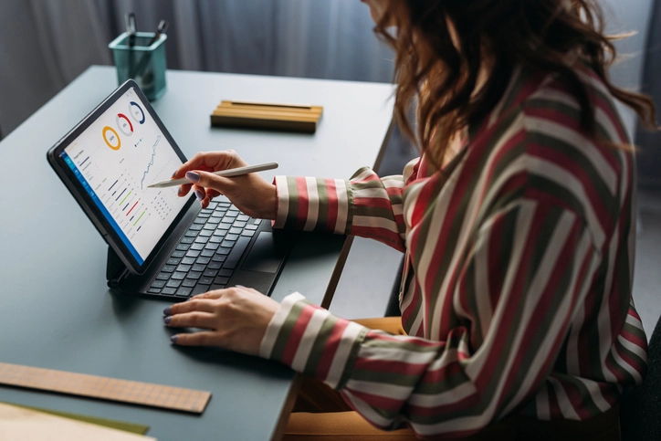 https://estaticos.animaeducacao.com.br/medias/20251009171454/GettyImages-2035914532.webp Mulher utilizando tablet para análise de dados, métricas de performance e gestão de projetos no ambiente de trabalho