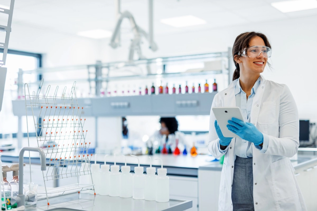 Descubra como é a faculdade de biomedicina e a rotina prática de estudos em laboratórios de ponta