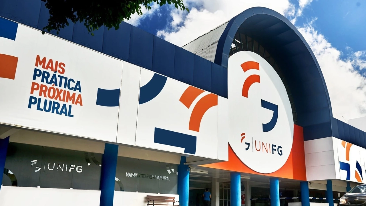 Fachada do campus da instituição de ensino superior UNIFG com o slogan Mais Prática, Próxima, Plural Conheça a infraestrutura e o campus da UNIFG, uma instituição focada em uma formação mais prática, próxima e plural para seus estudantes