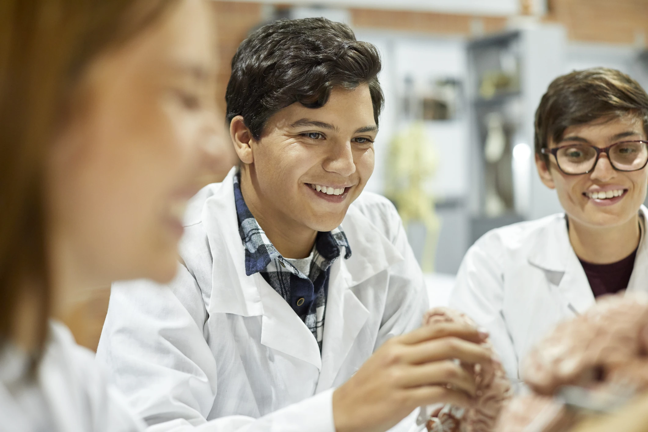Estudantes de biomedicina realizando atividades práticas em laboratório com modelos anatômicos