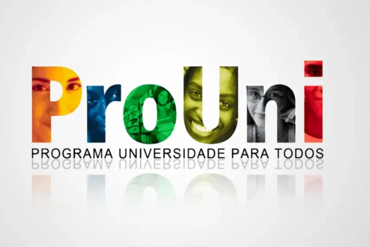 Conheça o ProUni: Veja como funciona o Programa Universidade para Todos e transforme o seu futuro acadêmico Logotipo colorido do ProUni Programa Universidade para Todos com rostos de estudantes nas letras