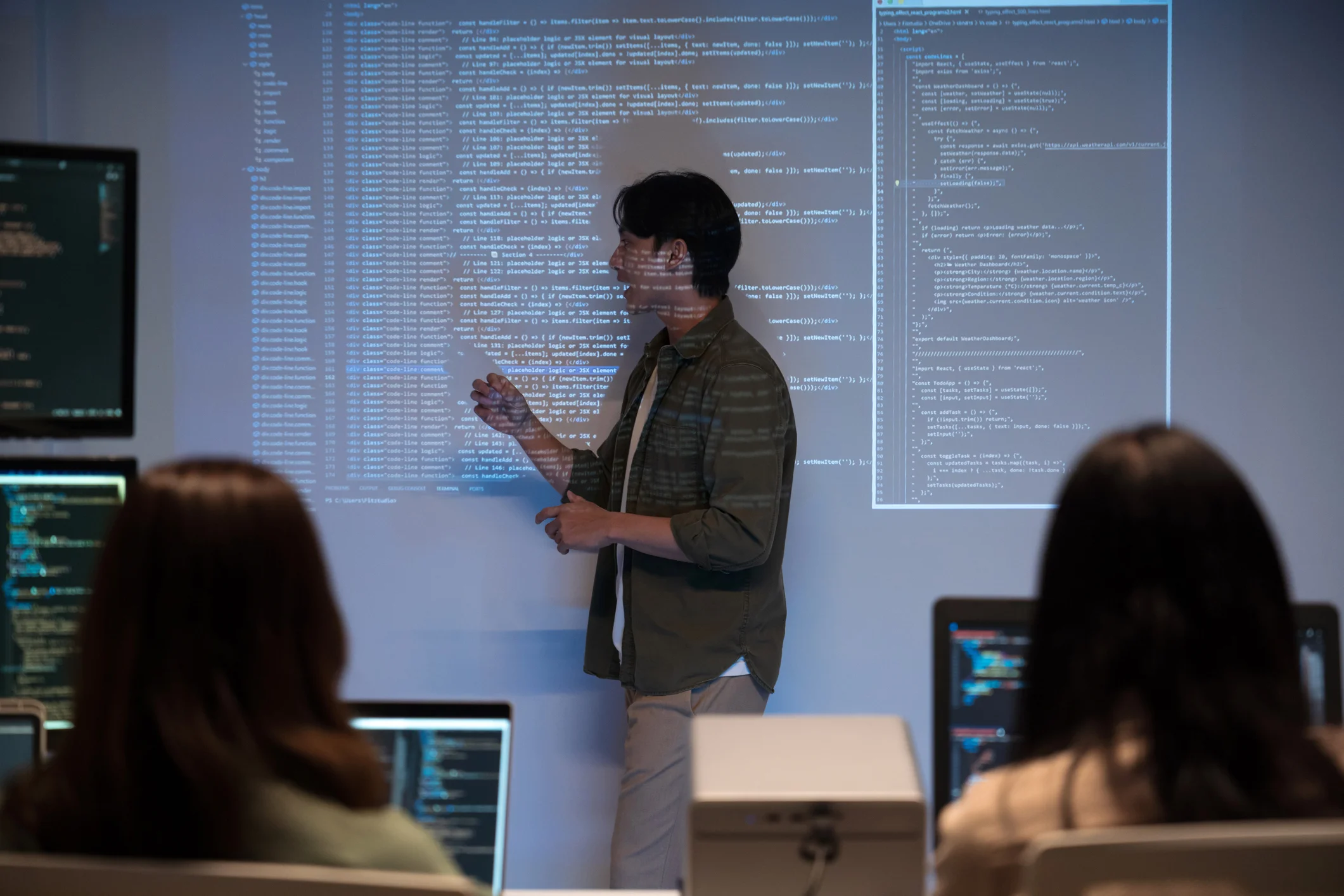 Aula de tecnologia da informação com professor explicando desenvolvimento de software e programação para alunos