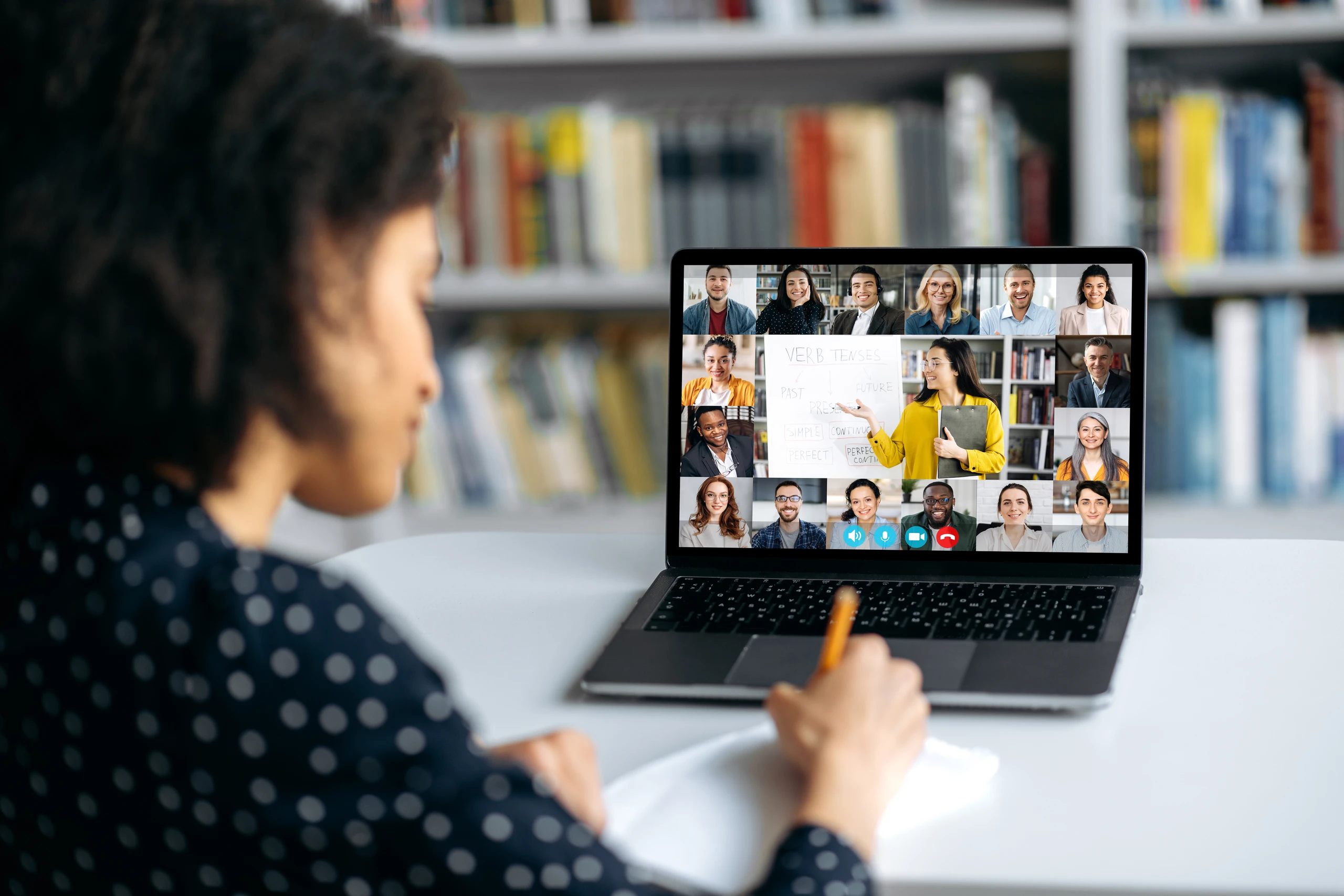 Estudante assistindo aula online em faculdade EAD reconhecida pelo MEC