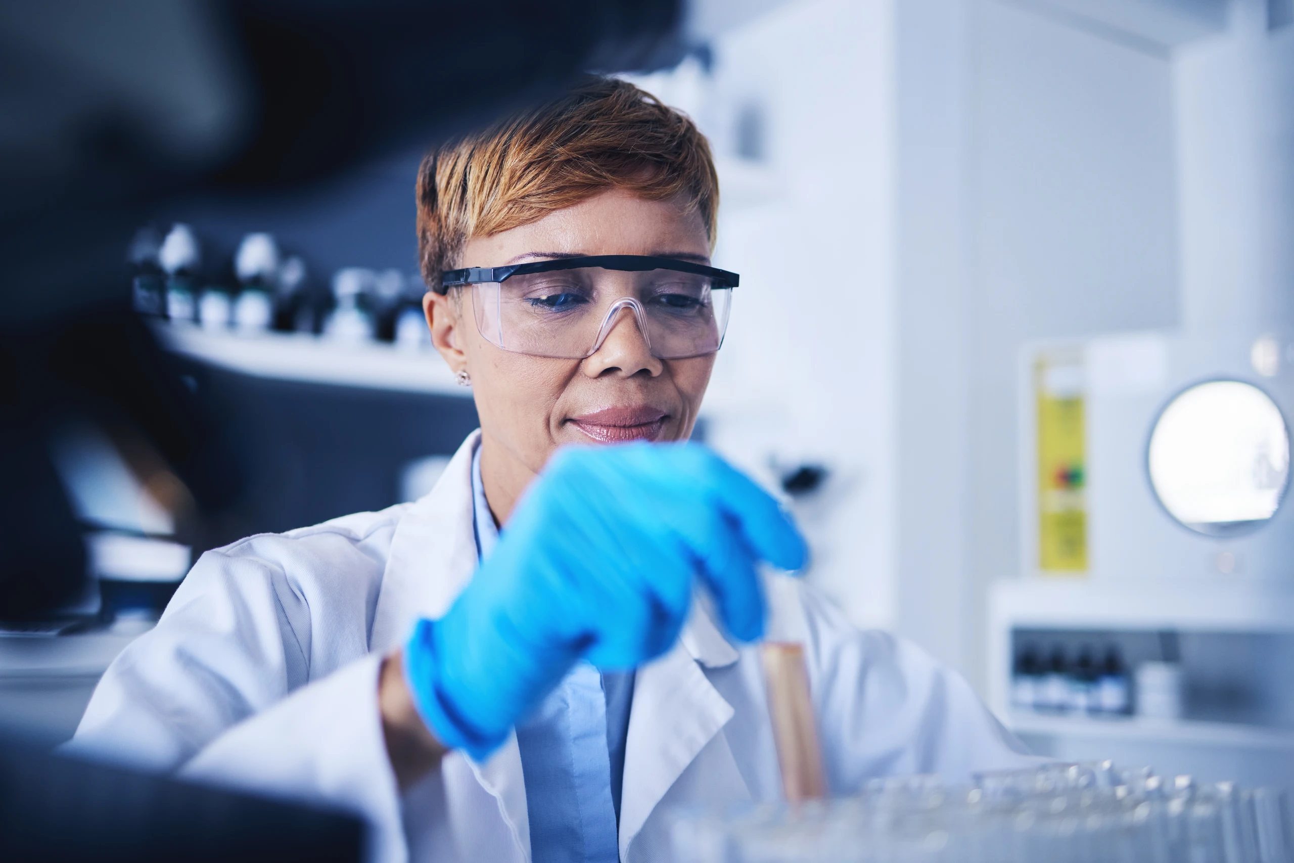 Engenheira química trabalhando com tubos de ensaio em um laboratório de pesquisa